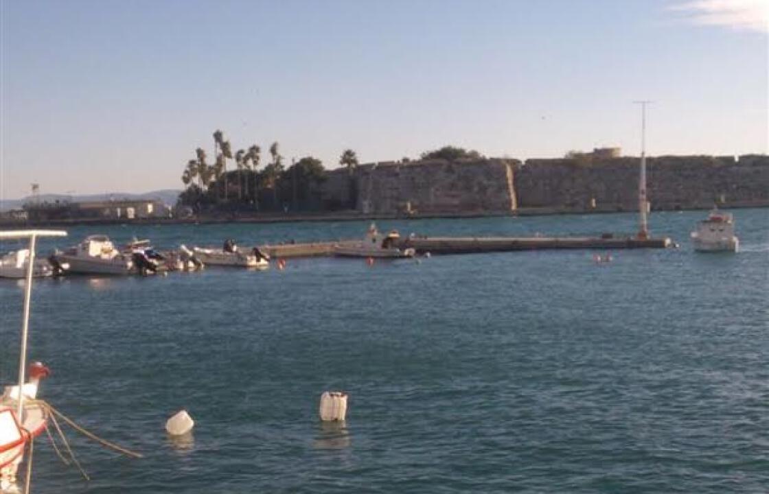 Οι χθεσινοί ισχυροί άνεμοι ολοκλήρωσαν την καταστροφή της πλωτής εξέδρας στο λιμάνι της Κω.