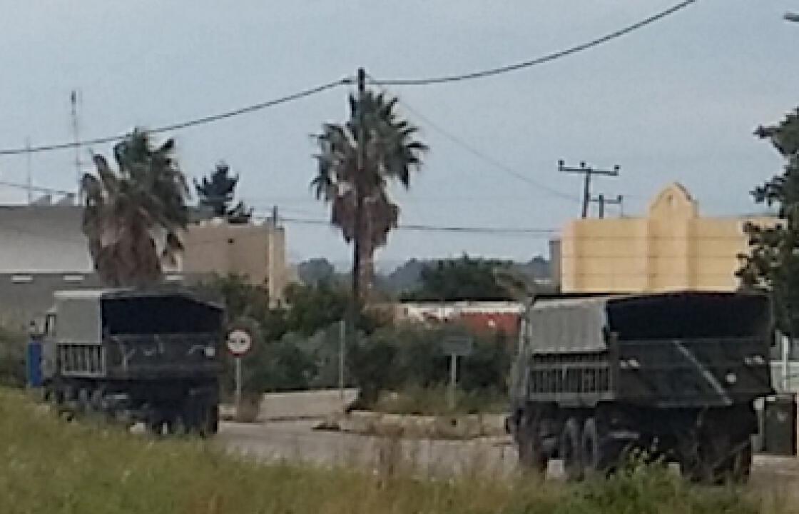 6 οχήματα του στρατού συνοδευόμενα από 1 διμοιρία των ΜΑΤ και την αστυνομία στο Πυλί