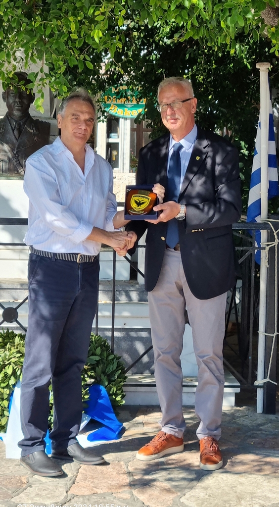 Απονομή τιμητικής πλακέτας προς το Ίδρυμα Λοχαγού Φανουράκη, από την Ένωση Αποστρράτων Αξιωματικών Ρόδου.jpg