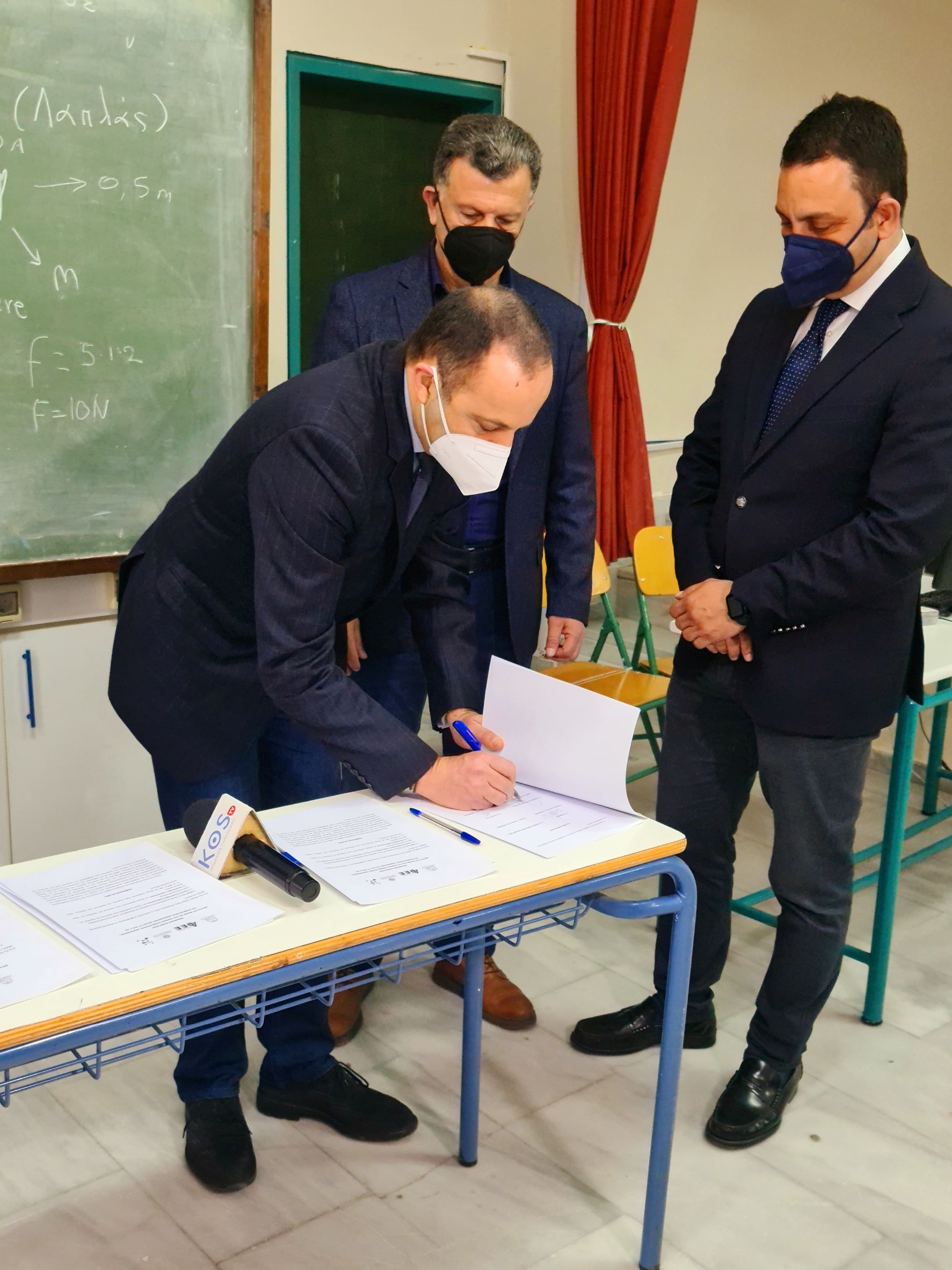 ΥΠΟΓΡΑΦΗ ΜΝΗΜΟΝΙΟΥ_ΠΡΟΕΔΡΟΣ.jpg