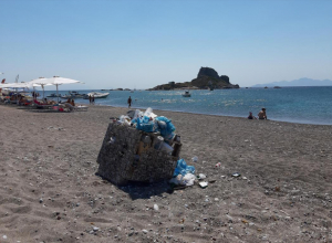 High Season με σκουπίδια για αξιοθέατα...