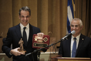 Αμερική: Το «χρυσό κλειδί» του Τάρπον Σπρινγκς και αγαλματίδιο σφουγγαρά  στον Κ. Μητσοτάκη από τον Χρυσόστομο Αλαχούζο