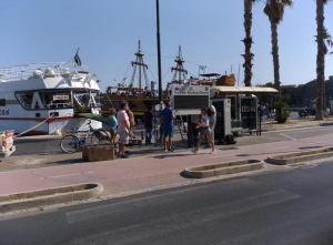 Την άμεση απομάκρυνση των πινακίδων προειδοποίησης για τσουνάμι στην Κω, ζητάει η Ένωση Ξενοδόχων