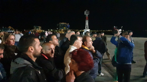 Στο λιμάνι ο Δήμαρχος Κω και πολίτες για να διαμαρτυρηθούν - Εμπόδισαν την μεταφορά μεταναστών από το Καστελλόριζο. ΒΙΝΤΕΟ