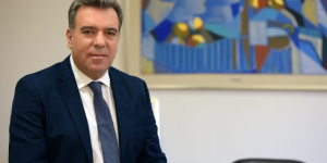 Υφυπουργός Τουρισμού Μάνος Κόνσολας: Χρειαζόμαστε μείωση ΦΠΑ σε μεταφορές, διαμονή κι εστίαση