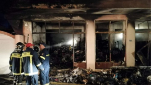 Χίος: Μεγάλη φωτιά σε αποθήκη ΜΚΟ - Κάηκε ολοσχερώς