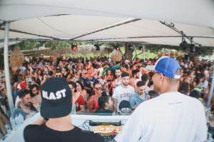 Δείτε φωτογραφίες από το party με τους Ace2Ace στο Ammos Beach Bar. Powered by Kosnews24
