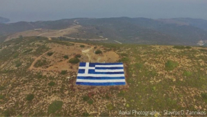 Οινούσσες: Κάτοικοι απαντούν στις τουρκικές προκλήσεις με μια τεράστια ελληνική σημαία