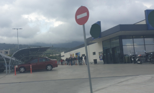 Ουρές και στα Super Markets στην Κω - Συστάσεις για απόσταση δυο μέτρων ανά πελάτη