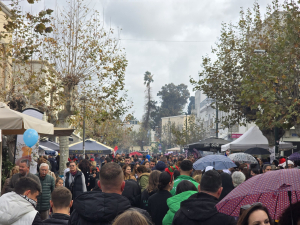 Μεγάλη η προσέλευση του κόσμου στο χριστουγεννιάτικο παζάρι στην πόλη της Κω παρά τη βροχή