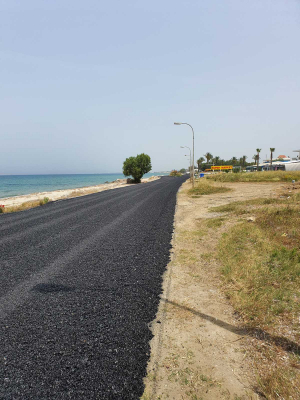 Ξεκίνησε η δεύτερη φάση ασφαλτόστρωσης τμήματος του παραλιακού δρόμου στο Τιγκάκι. ΦΩΤΟ