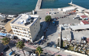 Μέχρι τα εστιατόρια της Αβέρωφ η ουρά σήμερα στη Σένγκεν στην Κω - Δείτε φωτογραφίες