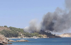 Πυρκαγιά στο Λακκί Λέρου- Εντολή εκκένωσης του Νοσοκομείου (φωτογραφίες)