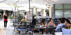 Άρση μέτρων: Καταργείται το όριο των 6 ατόμων ανά τραπέζι σε καφέ και εστιατόρια