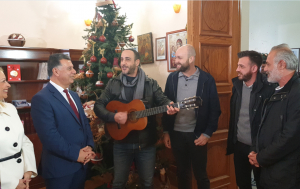 Γιορτινή η ατμόσφαιρα στο Δημαρχείο Κω - Οι ευχές στο Δήμαρχο για τα Χριστούγεννα - Πλούσιο φωτορεπορτάζ &amp; βίντεο