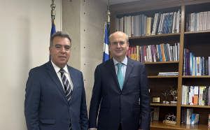 Ένα νέο πλαίσιο για τη στήριξη της ζωής στα μικρά νησιά έβαλε στο τραπέζι ο Μάνος Κόνσολας σε συνάντηση με τον Υπουργό Εθνικής Οικονομίας