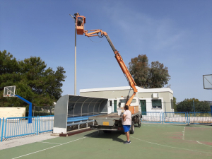 Εργασίες συντήρησης και τοποθέτησης νέων προβολέων LED στο ανοικτό γήπεδο μπάσκετ Ζηπαρίου