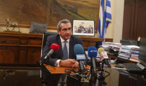 Γ. Χατζημάρκος για κλειστό κέντρο μεταναστών  στη Ρόδο: &quot;Ουδέποτε αναφέρθηκε η λέξη Ρόδος, την οποία κάποιοι έβαλαν στο στόμα μου&quot; - Μηχανοκίνητη διαμαρτυρία στο κέντρο της πόλης