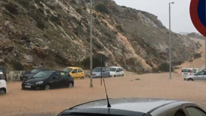 Κακοκαιρία: «Ποτάμια» οι δρόμοι στη Ρόδο - 9 ώρες έκανε να «δέσει» το «Blue Star 2» στο λιμάνι του νησιούρο