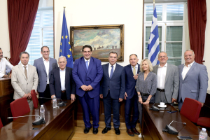 ΜΑΝΟΣ ΚΟΝΣΟΛΑΣ: «Ενίσχυση με προσωπικό των νησιωτικών δήμων και αυξημένη μοριοδότηση της εντοπιότητας για τις προσλήψεις στις νησιωτικές περιοχές»