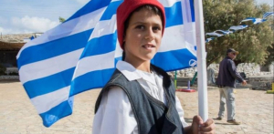 Στους Αρκιούς το Λύκειο Ελληνίδων Σύρου για να παρελάσει με τον μοναδικό μαθητή, τον Χρήστο, την 25η Μαρτίου.