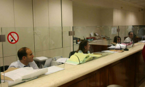 Τράπεζες: Τέλος τα γκισέ – Συναλλαγές μόνο πάνω από 400 ευρώ