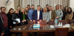 Η έκπληξη των συνεργατών του Δημάρχου Κω για τα γενέθλιά του - Η αφιέρωση στην τούρτα που του έκοψαν
