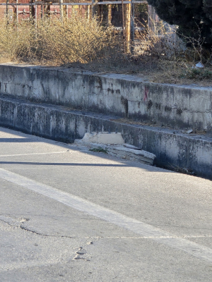 Έβγαλαν την κολώνα φωτισμού αλλά άφησαν την τσιμεντένια βάση εντός του καναλιού απορροής ομβρίων στον επαρχιακό