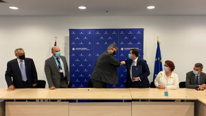 Υπεγράφη η σύμβαση έργου για τις κλειστές δομές μεταναστών σε Κω, Σάμο και Λέρο
