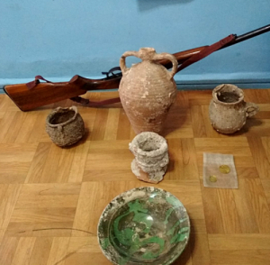 Συνελήφθη 55χρονη για κατοχή αρχαιοτήτων και όπλου στην Κάλυμνο - Κατασχέθηκαν 5 αρχαία αντικείμενα, 2 χρυσά νομίσματα &amp; κυνηγετικό όπλο