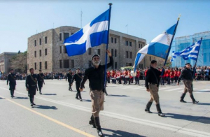 Οι βρακοφόροι της Κρήτης, που πήραν μέρος στην παρέλαση στην Ρόδο, για την επέτειο της Ενσωμάτωσης των Δωδεκανήσων