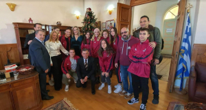 Οι πρωτοχρονιάτικες ευχές και τα κάλαντα στο Δήμαρχο Κω - ΦΩΤΟ