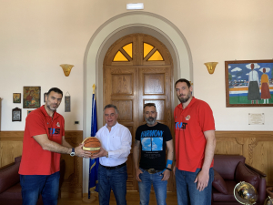Το δώρο των παικτών της ομάδας μπάσκετ του Ιπποκράτη στον Δήμαρχο Κω κ. Γιώργο Κυρίτση