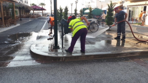 ΔΗΜΟΣ ΚΩ: Πλύσιμο του οδοστρώματος στην παραλιακή οδό, στους πεζόδρομους και στην πλατεία της Καρδάμαινας. ΦΩΤΟ