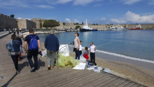 Μέλη πληρώματος κρουαζιερόπλοιου και τουρίστες μάζεψαν σκουπίδια από το λιμάνι της Ρόδου