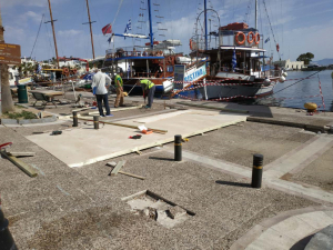 Ξεκίνησε η τοποθέτηση ξύλινου δαπέδου, στο λιμάνι της Κω. ΦΩΤΟ