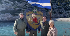Κίναρος: Άνδρες της Πολεμικής Αεροπορίας πήγαν τρόφιμα στην κυρά Ρηνιώ - Βίντεο από την προσέγγιση του ελικοπτέρου