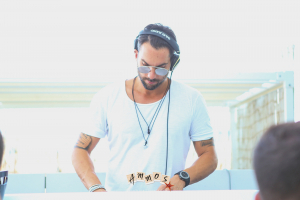 O Agent Greg, ένας από τους κορυφαίους Έλληνες Djs, αυτή την Κυριακή 18 Αυγούστου στο Ammos. Powered by Kosnews24