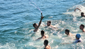 Τα θεοφάνεια στην Κω - Ο Αλέξης Μερτζάνογλου έπιασε τον Σταυρό στην πόλη της Κω