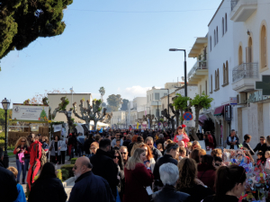 Γέμισε χαμόγελα και μυρωδιές η πόλη της Κω - Μεγάλη η συμμετοχή του κόσμου στο χριστουγεννιάτικο παζάρι