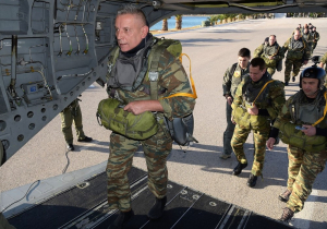 Ο Αρχηγός ΓΕΕΘΑ πέφτει με αλεξίπτωτο στη θάλασσα.  ΒΙΝΤΕΟ