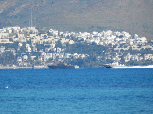 Πολεμικό Ναυτικό και Λιμενικό θωρακίζουν τα θαλάσσια σύνορα έξω από την Κω. ΦΩΤΟ
