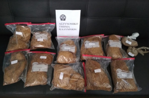 Συνελήφθη 55χρονος για κατοχή με σκοπό τη διακίνηση λαθραίων καπνικών προϊόντων στην Κάλυμνο. Κατασχέθηκαν 5,2 κιλά αφορολόγητος καπνός