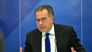 Κουμουτσάκος: Τα κλειστά κέντρα θα λειτουργούν με κάρτα - Παραλάβαμε 80.000 αιτήσεις ασύλου