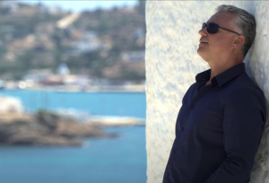 Ρεσιτάλ επικοινωνίας από το Δήμο Λειψών - Δημιούργησαν μουσικό βίντεο για την τουριστική χρονιά, με ερμηνευτή τον Δήμαρχο