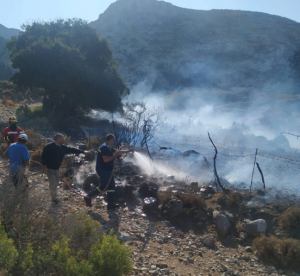 Φωτιά στο Αμανιού - Κινδύνευσε κατοικία. Μέλη της ΕΟΔ Κω έδωσαν τις πρώτες βοήθειες σε κάτοικο της περιοχής. ΦΩΤΟ