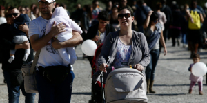 Μείωση ΦΠΑ από το 23% στο 13% σε δεκάδες βρεφικά είδη -Πού θα πληρώνουν λιγότερο οι γονείς [παραδείγματα]