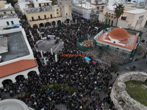 Πλημμύρισε από κόσμο η Πλατεία Ελευθερίας στην Κω στη συγκέντρωση μνήμης για τα θύματα των Τεμπών
