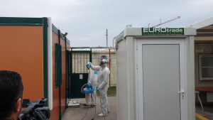 Απολύμανση στις εγκαταστάσεις της ζώνης Σένγκεν στο λιμάνι της Κω, όπου κρατούνταν οι μετανάστες. ΦΩΤΟ &amp; ΒΙΝΤΕΟ