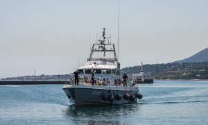 Εντοπίστηκαν μετά από καταδίωξη 26 αλλοδαποί στη Σύμη και συνελήφθησαν δύο διακινητές